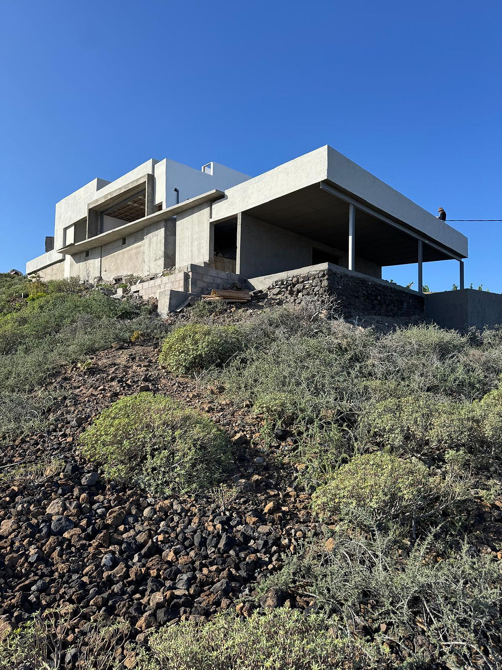 dd La antigua casa canaria, oscura y con solo dos ventanas, se transformó en una vivienda de lujo frente al mar gracias a una gran ventana de 6 × 2 metros que inunda de luz los interiores y conecta con el paisaje.