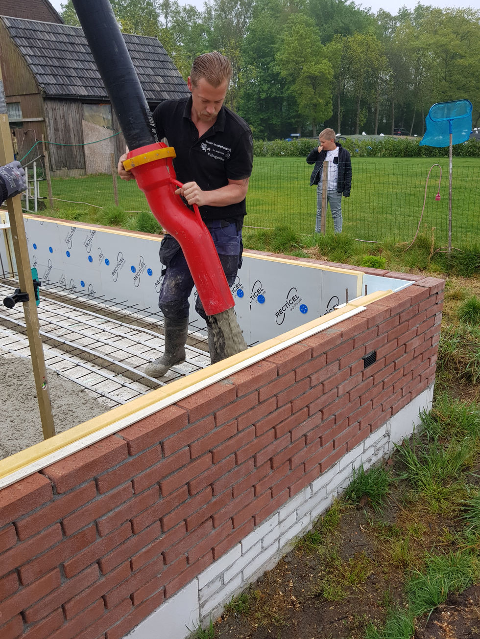 fundering storten voor de schuur in opbouw