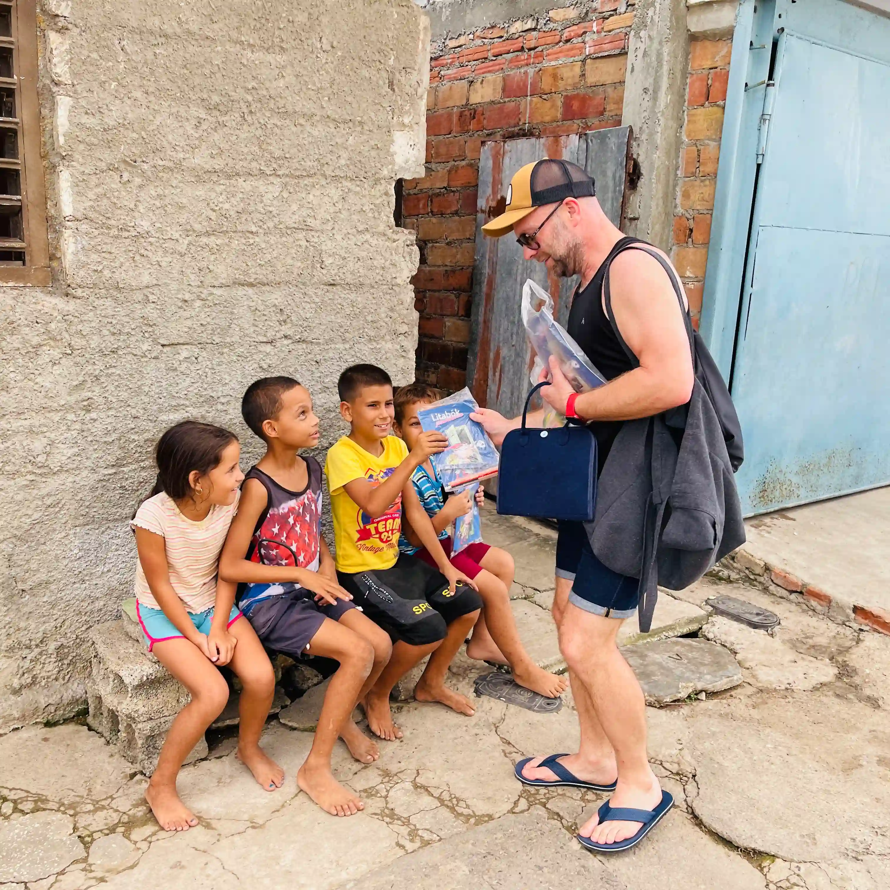 Children in Cuba receiving gifts from Kubuferdir.webp
