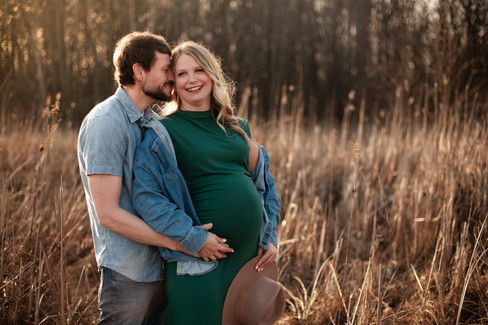 Man loving pregnant wife