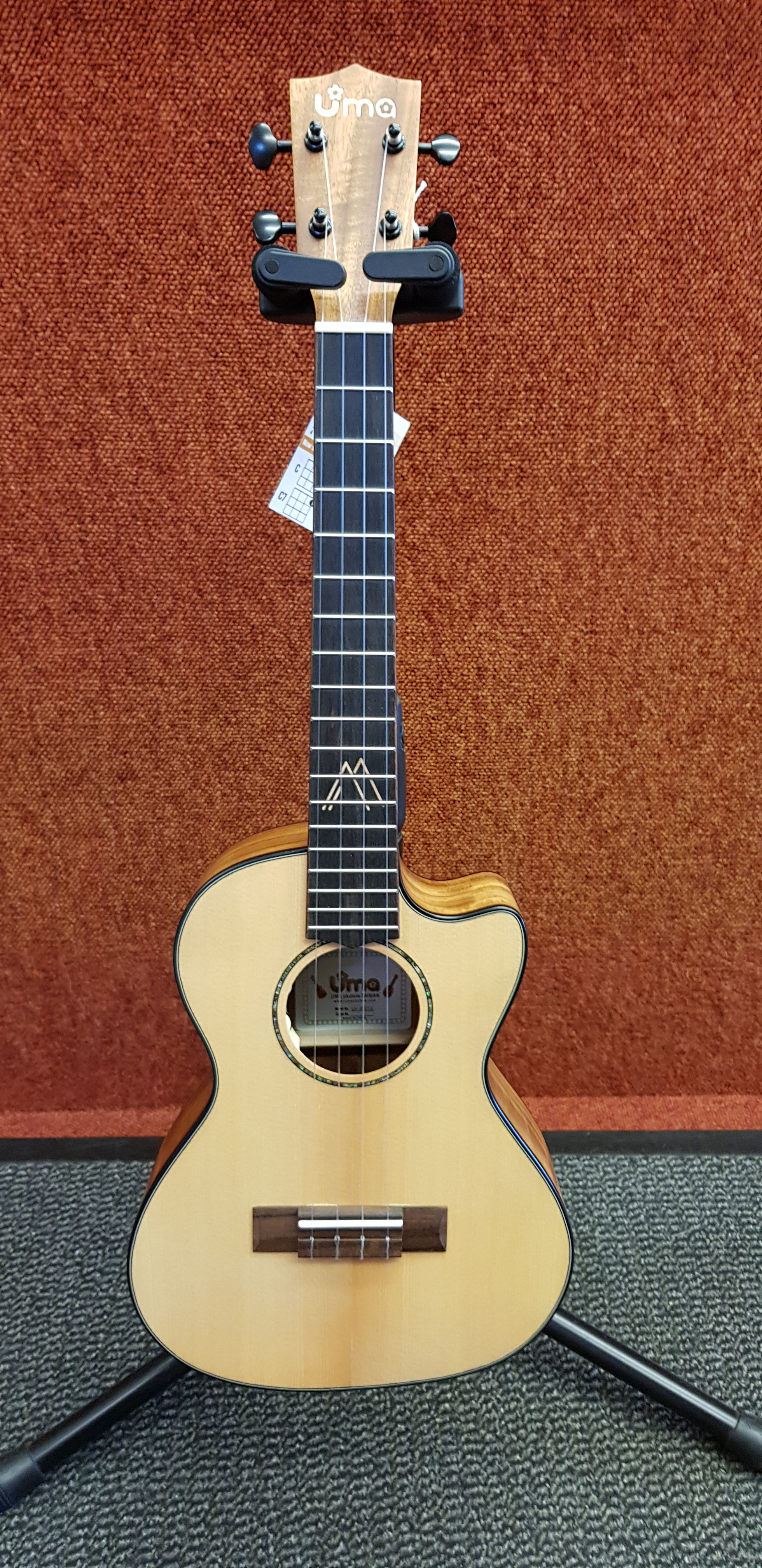 Uma Uk-16st-eq Solid Spruce top tenor electro ukulele