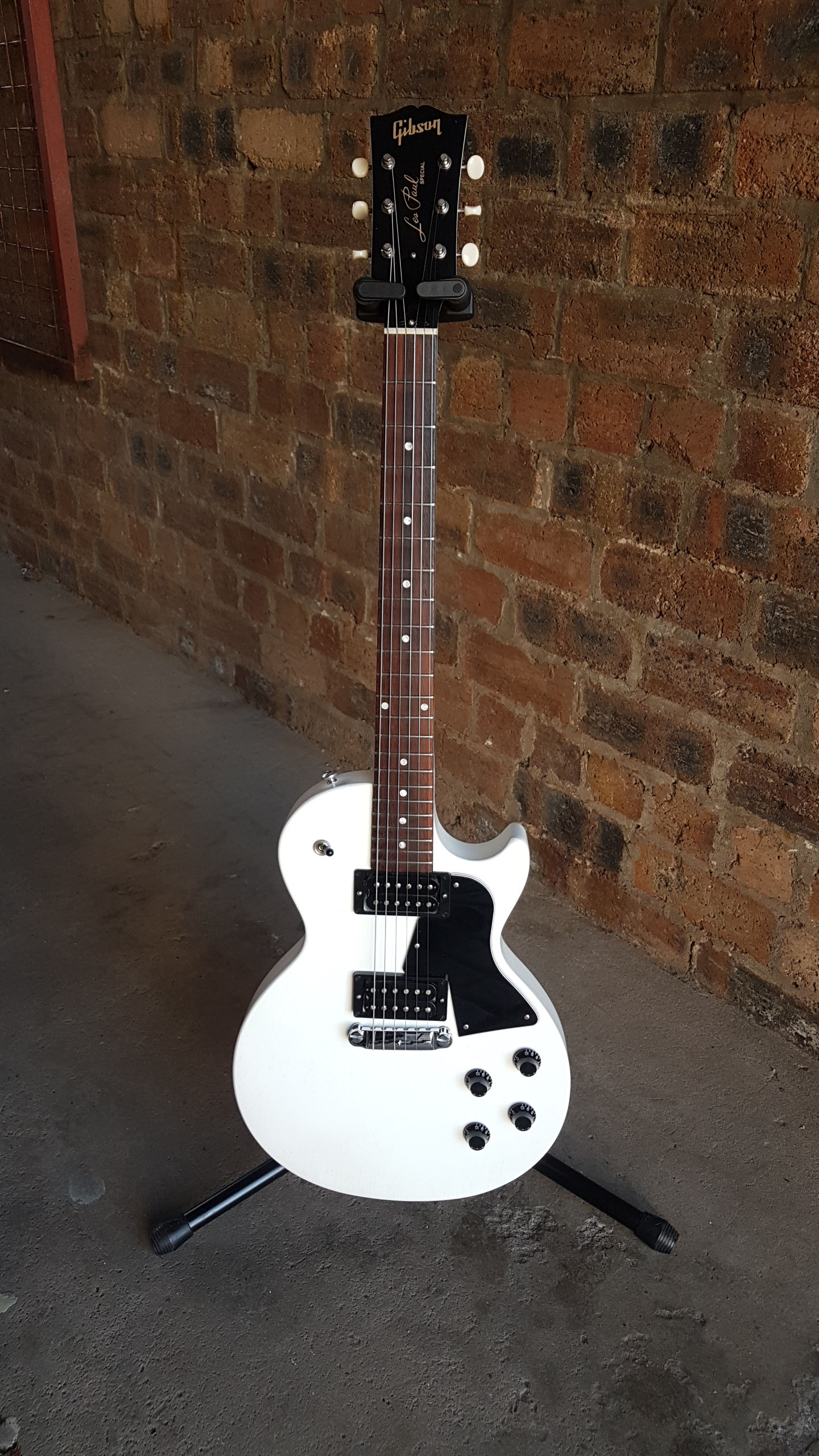 Pre-owned Gibson Les Paul Special with padded gig bag