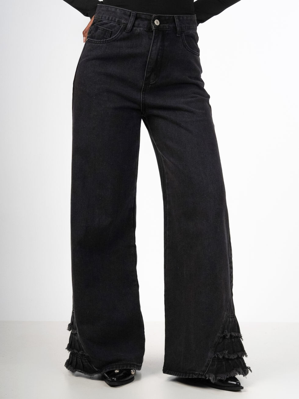 Pantalón negro ROUGGE® Black Rodeo vista trasera en estudio