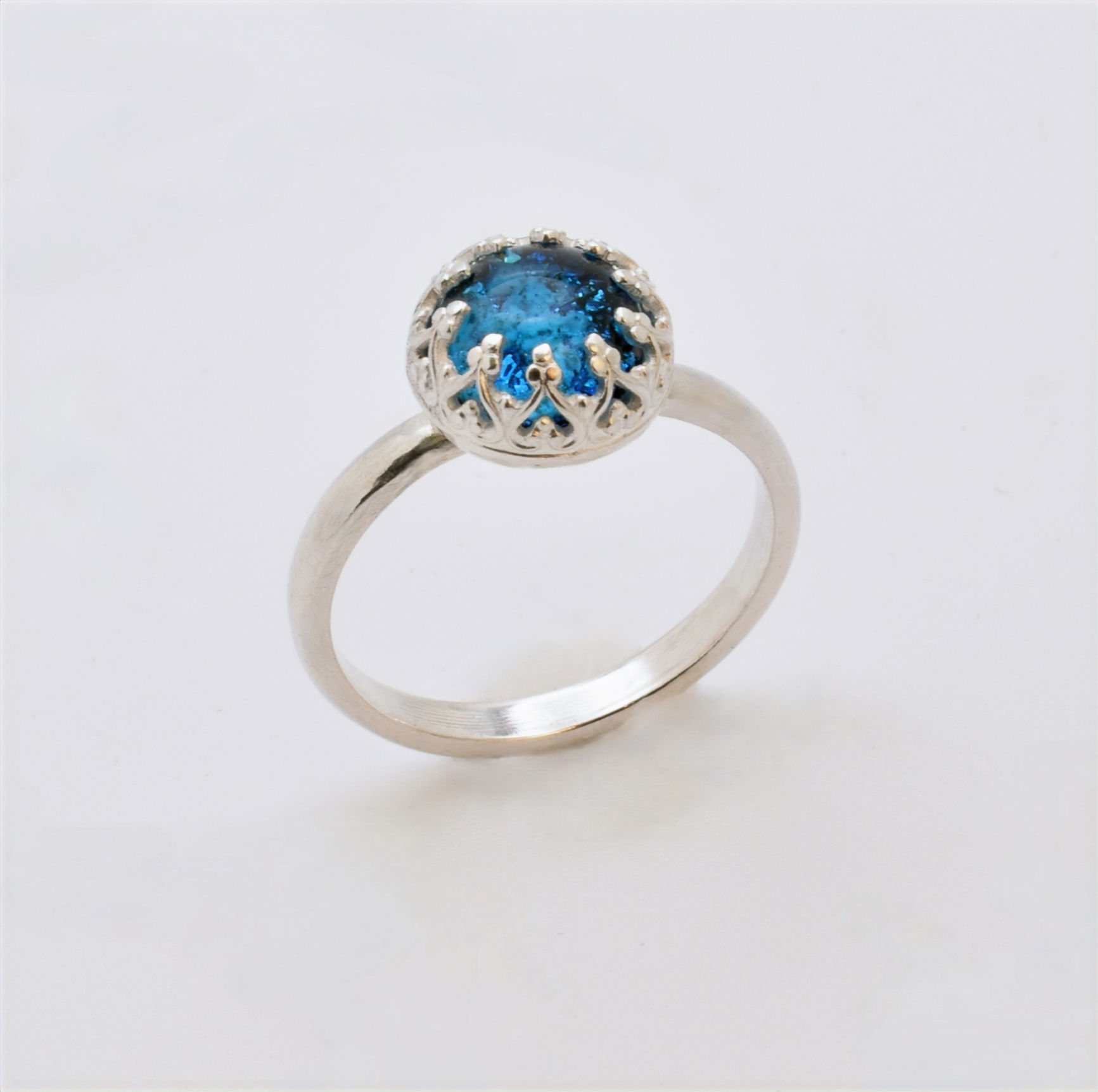 Ashes in glass round memorial ring