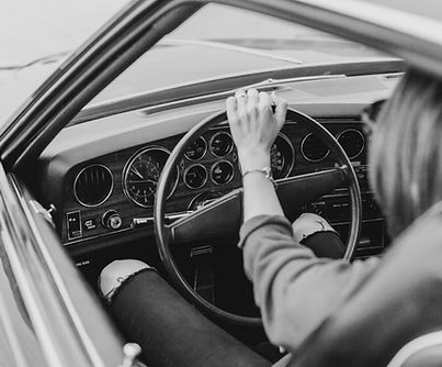 Fille dans la voiture