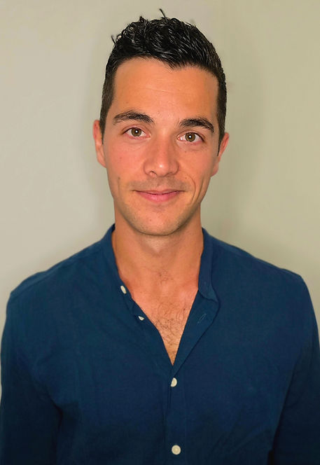 Clément, coach PNL à Lutry, accompagnant avec bienveillance vers un équilibre entre vie personnelle et professionnelle.