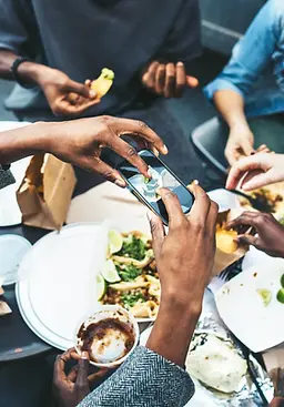 00-story-image-why-you-should-not-take-pictures-of-your-food.webp