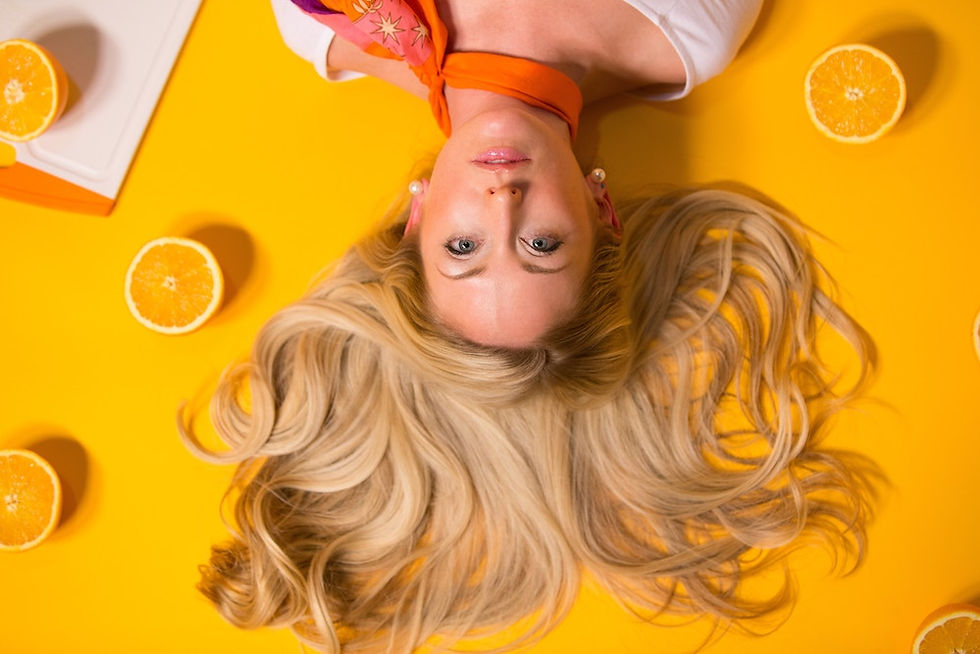 Frau mit blonden Haaren und grünen Augen