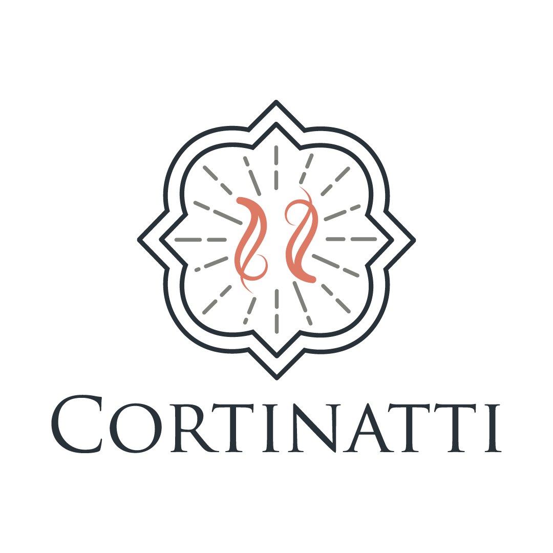 Logotipo da marca Cortinatti com um símbolo ornamental rosa e design geométrico preto, acompanhado do nome "CORTINATTI" em letras maiúsculas.

