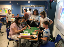 Фотография из жизни Суламот - коррекционно развивающего центра для детей с аутзмом (РАС). Люба Рубин демонстрирует занятие с мальчиком другим специалистам