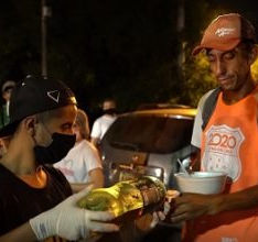 "Jantar do Bem" distribui marmitas para moradores de rua em Campo Grande