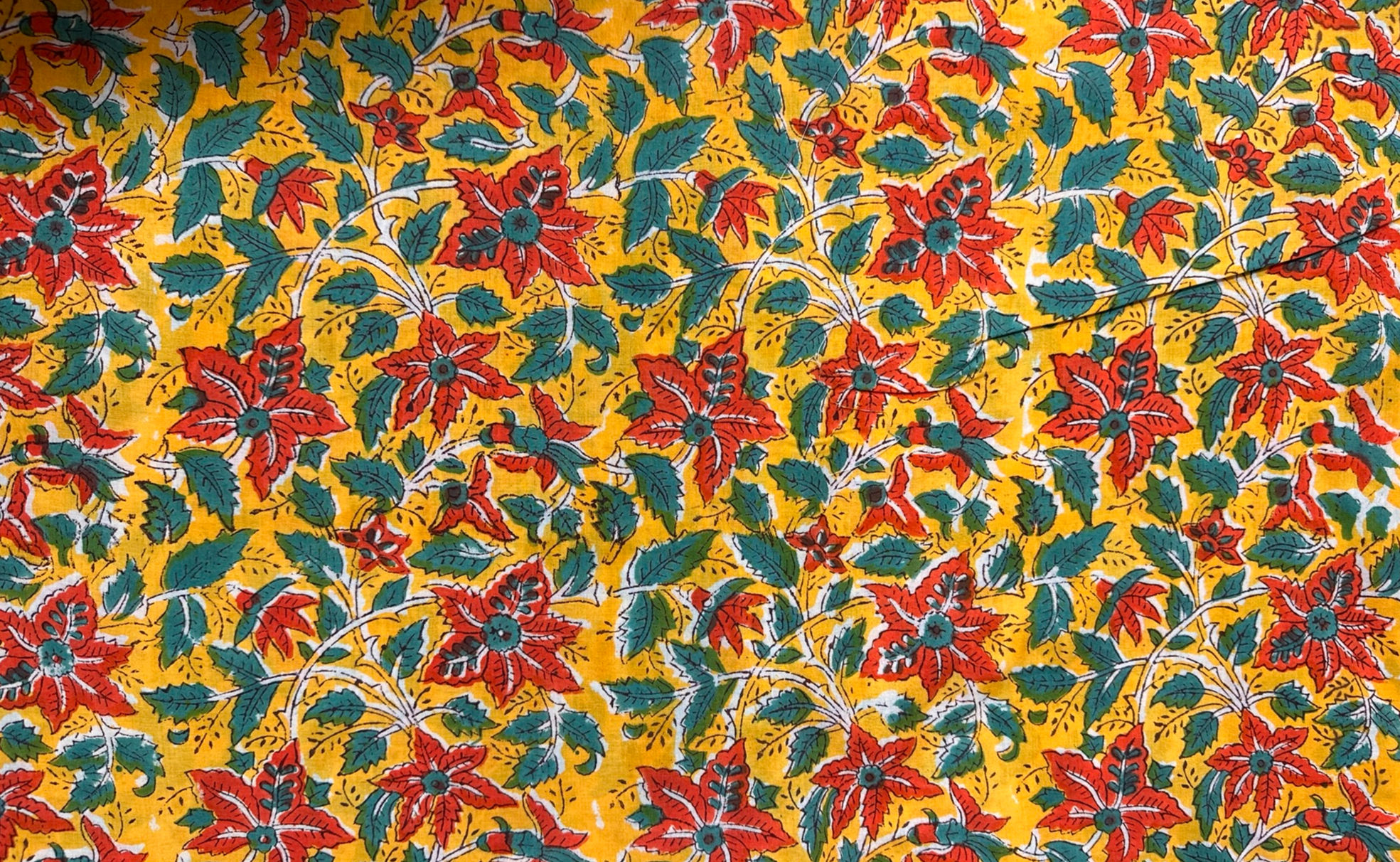 fleurs oranges et fond jaune