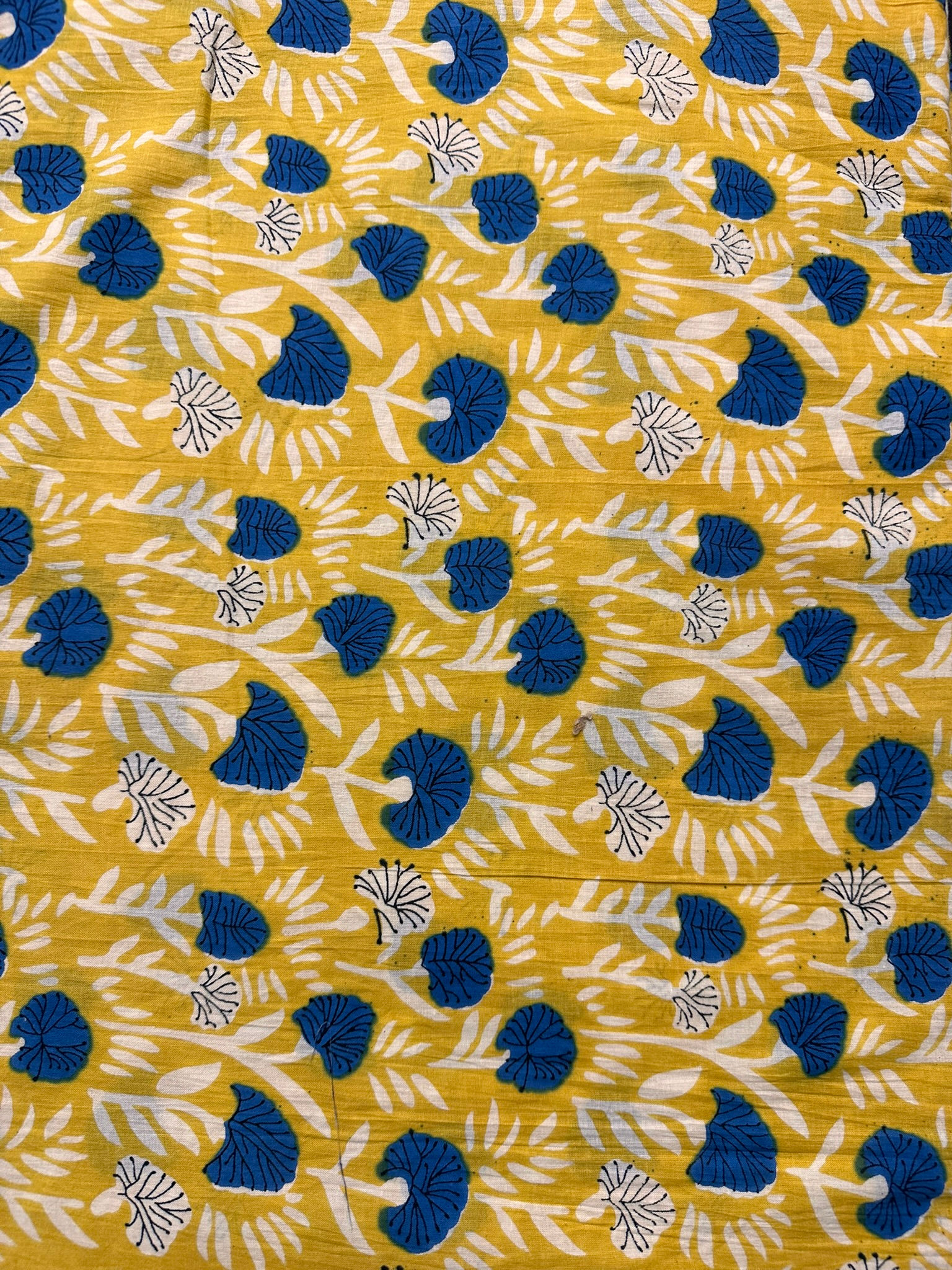 fleurs bleus sur fond jaune moutarde