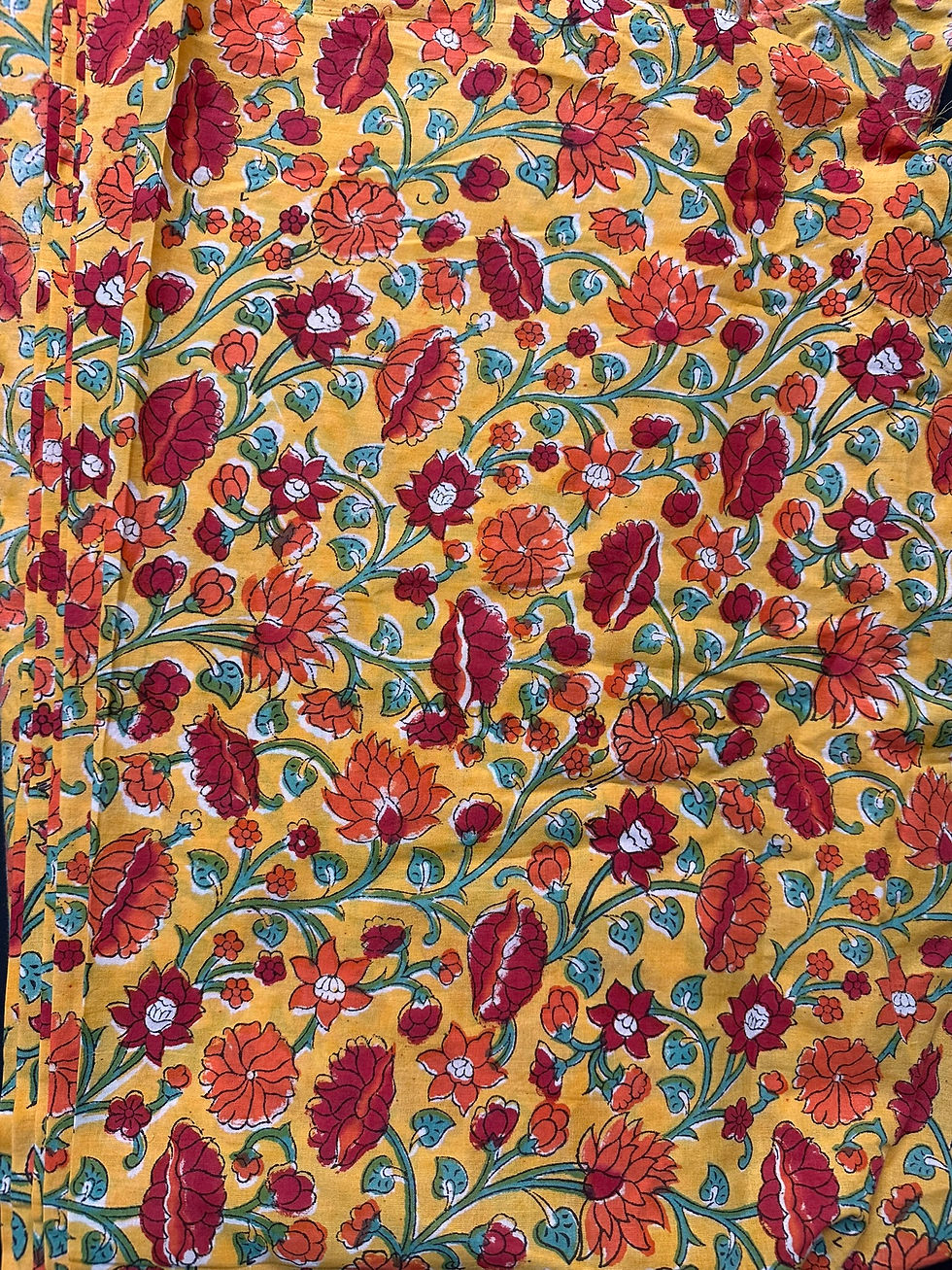 fleurs rouge sur fond jaune