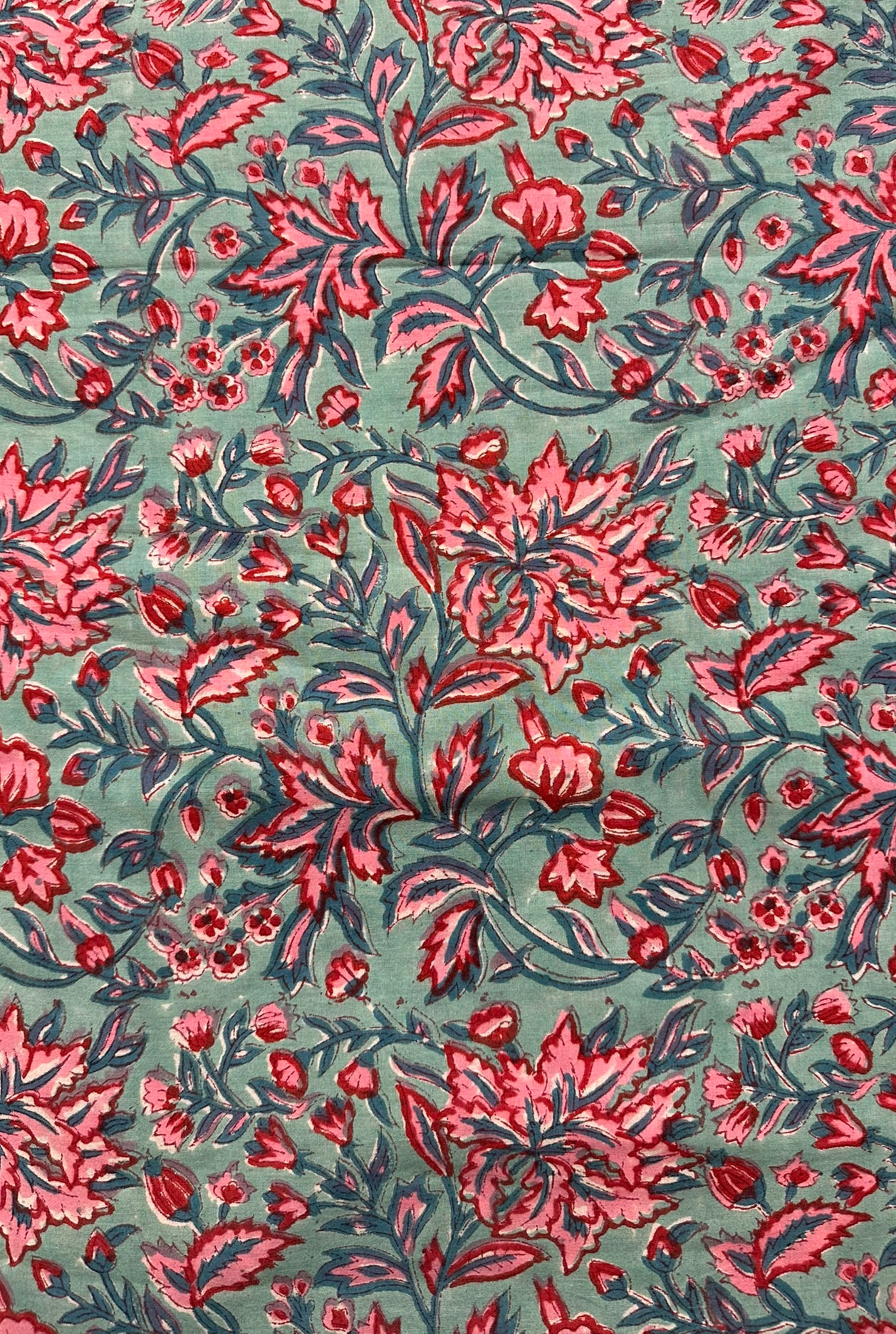 fleurs roses et fond vert