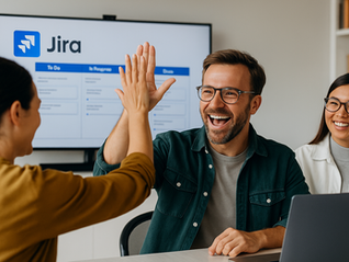 Drei Personen in einem Meeting Raum. Zwei Personen geben sich ein high-Five. Im Hintergrund ein Bildschirm auf dem das Programm Jira eingeblendet ist