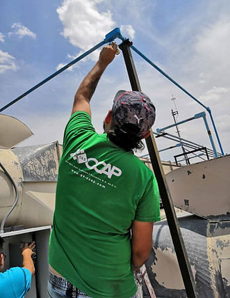 Ingeniero realizando mantenimiento de HVAC 