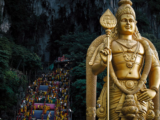Lord Murugan y la montaña ante la multitud