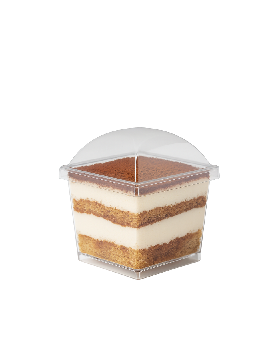Tiramisu deserti ilə doldurulmuş şəffaf CH-41 plastik qabı, qübbəli qapaqlı - 115 ml.