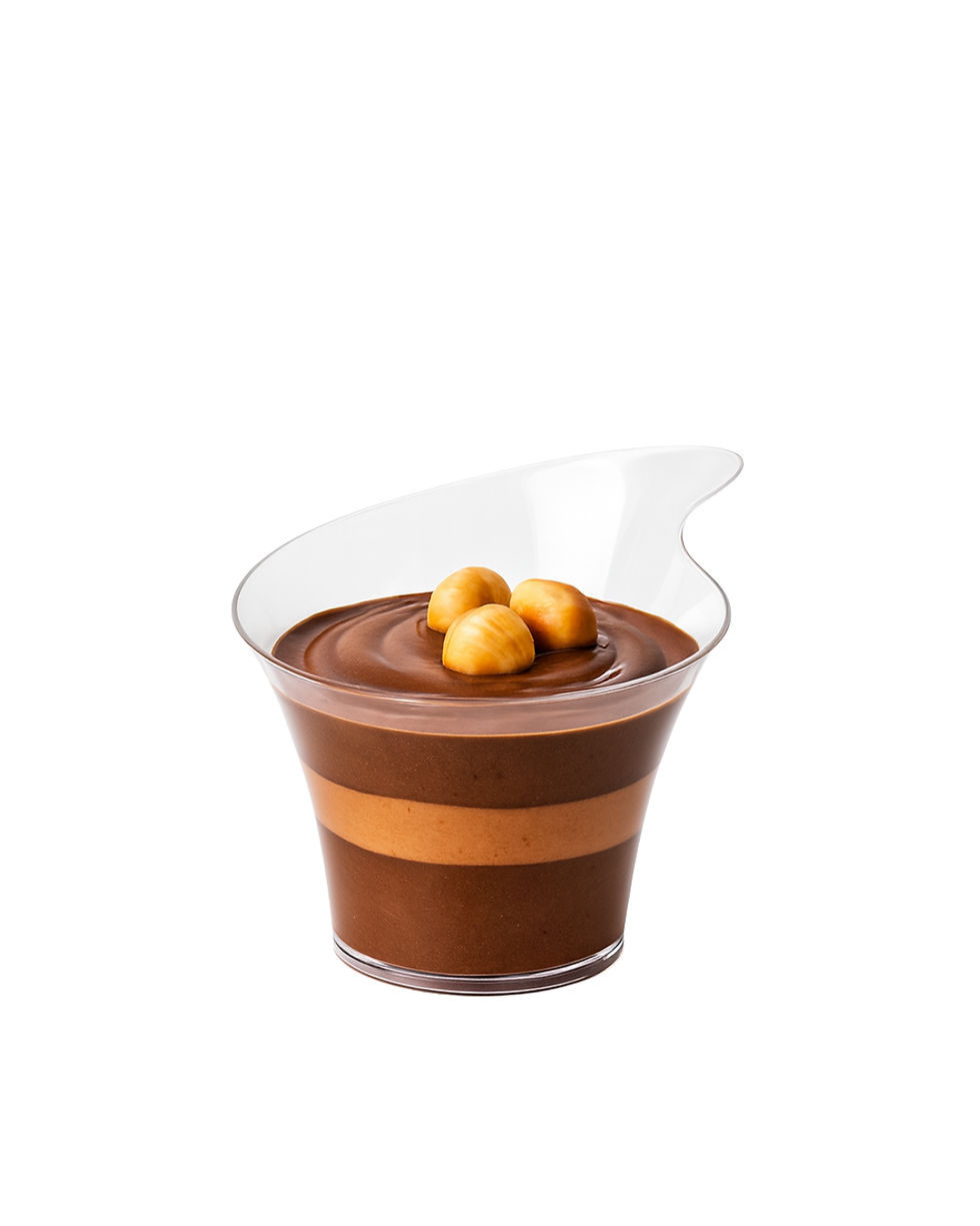 CH-76 plastik desert qabı, iki rəngli şokoladlı mousse və üzərində fındıqlarla doldurulmuş, ağ fonda. 100 ml.