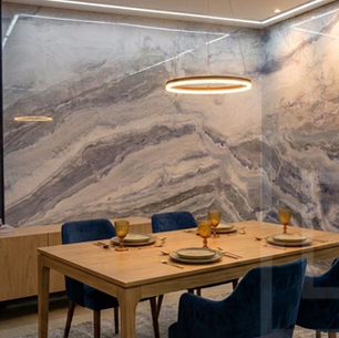 painel marmorizado wallboard na sala de jantar