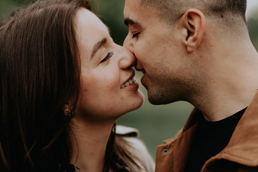 Photographie prise par Thomas Beauquesne, photographe professionnel de mariage en Seine-et-Marne (77), lors d’une séance engagement champêtre près de Pontault-Combault. Photo de couple naturelle et authentique en extérieur, idéale pour une séance photo engagement avant mariage.