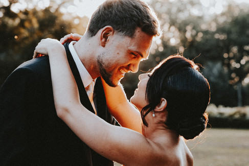 Shooting couple de Lucie et Axel dans le parc du Clos Barthélémy, lumière naturelle et ambiance vintage capturés par Thomas Beauquesne photographe mariage.
