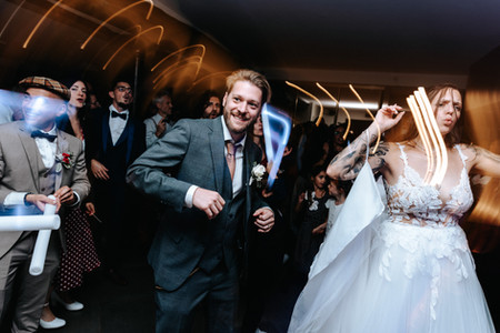 Moments de danse et de joie lors de la soirée de mariage de Céline et Thibaud, ambiance vintage et lumière contrastée, Ferme du Couvent, La Chapelle-Gauthier, photographe mariage Seine-et-Marne.