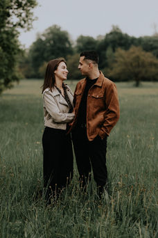 Photographie prise par Thomas Beauquesne, photographe professionnel de mariage en Seine-et-Marne (77), lors d’une séance engagement champêtre près de Pontault-Combault. Photo de couple naturelle et authentique en extérieur, idéale pour une séance photo engagement avant mariage.