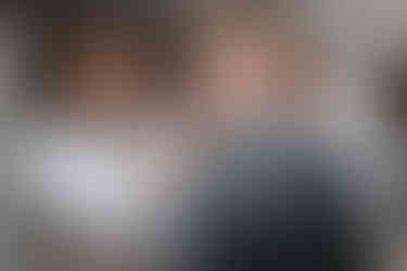 Préparatifs du marié Thibaud, costume vintage et ambiance intimiste, Ferme du Couvent, mariage en Seine-et-Marne, photographie de mariage cinématographique.