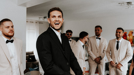 Thomas Beauquesne, photographe mariage à Arras, capture Axel entouré de ses proches pendant ses préparatifs