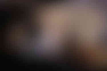 Service de champagne pour les invités pendant le mariage, bulles et ambiance conviviale capturées lors du mariage de Sophie et Cédric par Thomas Beauquesne, photographe de mariage