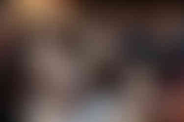 Photographie prise par Thomas Beauquesne photographe de mariage en Haute-Savoie : Moments de complicité entre les invités, rires et échanges capturés dans l’espace restreint mais convivial du vin d’honneur.