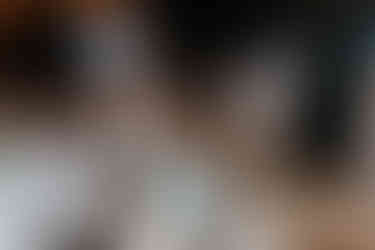 Le couple et les invités réagissant au jeu “Lui ou Elle” pendant le repas, moment amusant et spontané capturé par Thomas Beauquesne