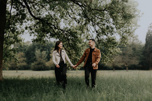 Photographie prise par Thomas Beauquesne, photographe professionnel de mariage en Seine-et-Marne (77), lors d’une séance engagement champêtre près de Pontault-Combault. Photo de couple naturelle et authentique en extérieur, idéale pour une séance photo engagement avant mariage.