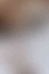 Photographie prise par Thomas Beauquesne, photographe de mariage en Seine-et-Marne, montrant un gros plan sur la décoration raffinée des tables lors du mariage au Domaine des Clos Vallées.