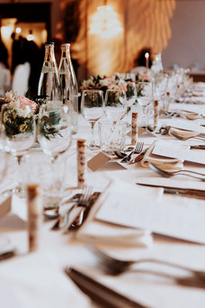 Photographie prise par Thomas Beauquesne, photographe de mariage en Seine-et-Marne, mettant en avant les compositions florales et les détails raffinés des tables au Domaine des Clos Vallées.