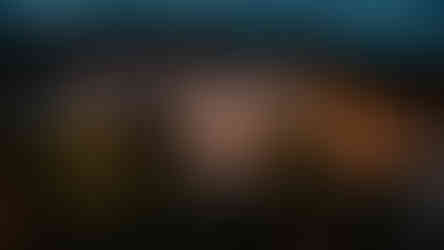 Photographie prise par Thomas Beauquesne photographe de mariage en Haute-Savoie : Vue extérieure du Nomades Lodge à l’heure bleue, avec les guirlandes lumineuses créant une ambiance douce et féérique.