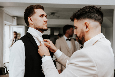 Préparatifs du marié Axel à Arras, émotions et moments naturels photographiés par Thomas Beauquesne, photographe mariage vintage et contrasté