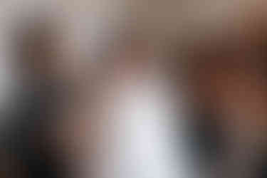 Photographie prise par Thomas Beauquesne photographe de mariage en Haute-Savoie : Camille échange un sourire avec ses proches, capturant l’intimité et la joie des préparatifs.