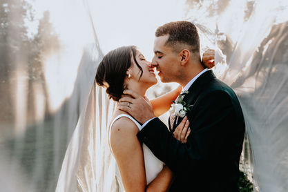 Photographie réalisée par Thomas Beauquesne, photographe professionnel en Seine-et-Marne, capturant un moment intime de deux mariés sous leur voile.