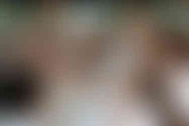 Invités participant au blind test musical pendant le repas du mariage de Sophie et Cédric à l’Orangerie du Moulin à Bransles, photographié par Thomas Beauquesne, photographe de mariage en Seine-et-Marne.