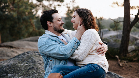 Couple complice posant en forêt au coucher de soleil, style naturel et spontané