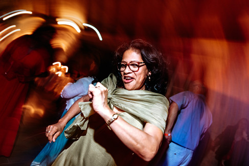 Photo des invités dansant sur la piste de danse, prise par Thomas Beauquesne, photographe de mariage en Seine-et-Marne, à l’Abbaye de Cercanceaux.