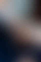 Photographie prise par Thomas Beauquesne, photographe de mariage en Seine-et-Marne, capturant le couple dans la salle élégante de la mairie du Marais à Paris.