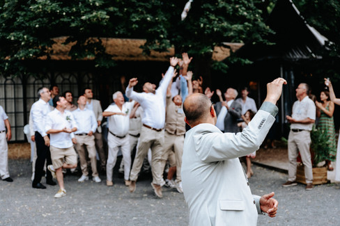 Rires et échanges entre proches lors du vin d’honneur, mariage Sophie et Cédric à Bransles, capturé par Thomas Beauquesne, photographe professionnel de mariage