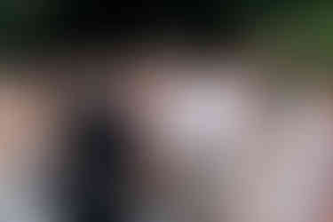 Invités en train de trinquer et profiter du vin d’honneur au Domaine de l’Orangerie du Moulin, photo naturelle et vivante par Thomas Beauquesne, photographe de mariage