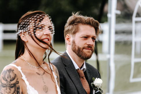 Céline et Thibaud lors de la cérémonie laïque, regard complices et émotions sincères, mariage vintage à La Chapelle-Gauthier, style photo cinématographique et contrasté.