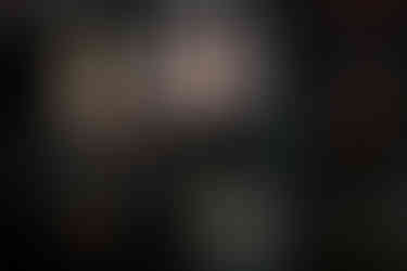 Service de champagne festif lors de la soirée du mariage, ambiance élégante photographiée par Thomas Beauquesne photographe mariage au style cinématique.