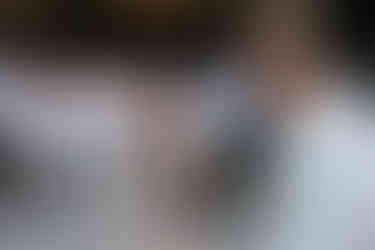 Invités partageant un moment convivial pendant le vin d’honneur, soleil et ambiance chaleureuse, reportage mariage par Thomas Beauquesne en Seine-et-Marne